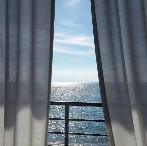 Sunset Boulevard 3* Qeparo